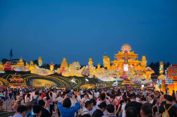 融胜配资 自贡灯会五一假期接待游客近13万人次 景区6日起闭园检修，重新开放时间待定