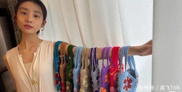 泸深在线 孙莉陪女儿现身首尔，多多卷大波浪穿破洞丝袜站街边，超惊艳！