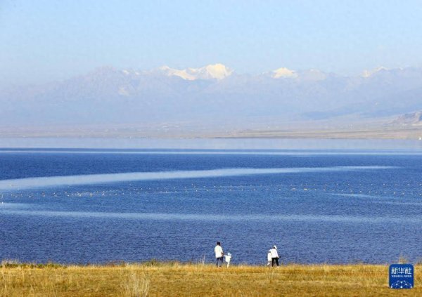 顺升网 赛里木湖迎来暑期旅游旺季